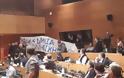 Χαμός στο δημοτικό συμβούλιο Θεσσαλονίκης - Εισβολή μελών της Χρυσής Αυγής [Βίντεο]