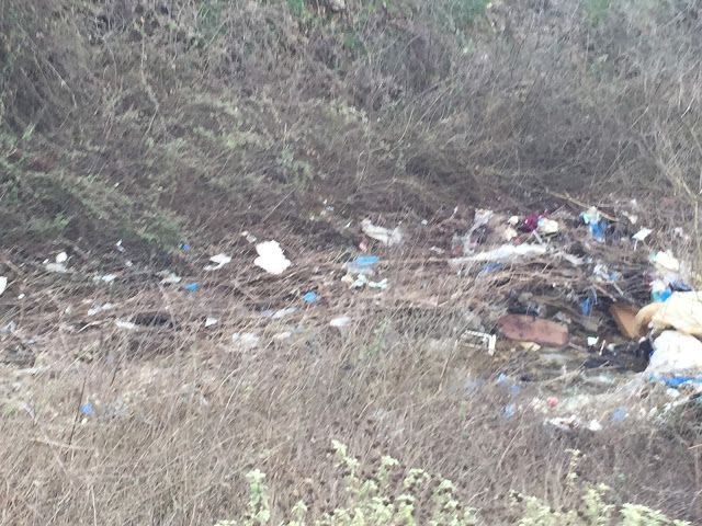Κατεβάζει νερό και σκουπίδια ο χείμαρρος Γερομπόρος στη Μπαμπίνη (ΔΕΙΤΕ ΦΩΤΟ) - Φωτογραφία 3
