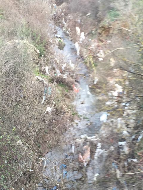 Κατεβάζει νερό και σκουπίδια ο χείμαρρος Γερομπόρος στη Μπαμπίνη (ΔΕΙΤΕ ΦΩΤΟ) - Φωτογραφία 5