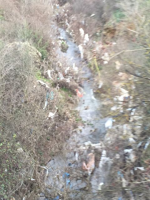 Κατεβάζει νερό και σκουπίδια ο χείμαρρος Γερομπόρος στη Μπαμπίνη (ΔΕΙΤΕ ΦΩΤΟ) - Φωτογραφία 6