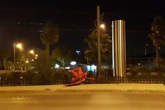 Το πήρε ο αέρας ή οι κατάρες το γλυπτό  Phylax ;;