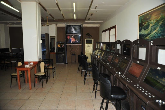 Έφοδος της αστυνομίας σε καφενείο στη Λάρισα – Το είχαν μετατρέψει σε… καζίνο - Φωτογραφία 1