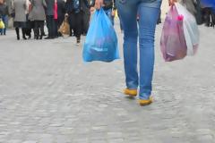 Απίστευτη πατέντα για να κουβαλήσει τα ψώνια του χωρίς σακούλα (φωτο)