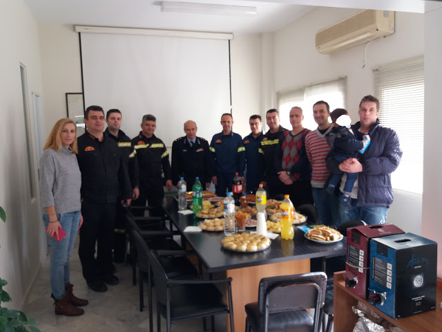 Έκοψε την πίτα η Περιφερειακή Πυροσβεστική Διοίκηση Δυτικής Μακεδονίας (φωτογραφίες) - Φωτογραφία 1