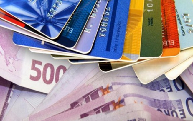 Μεγάλο κόλπο με χρεωστικές κάρτες: Πώς πλουτίζουν οι τράπεζες από την τσέπη μας - Φωτογραφία 1