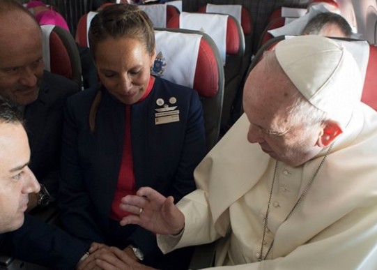 Πάπας ο πρωτοπόρος: Πάντρεψε ζευγάρι εν πτήσει μέσα στο παπικό αεροσκάφος! - Φωτογραφία 1