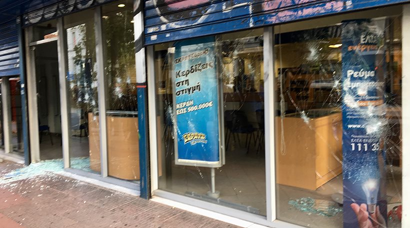Άγνωστοι έσπασαν καταστήματα ΕΛΤΑ και τραπεζών στο κέντρο της Αθήνας  Σε Πατησίων και Κότσυκα - Φωτογραφία 1