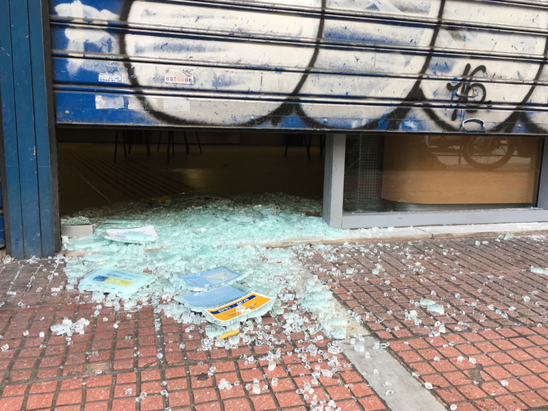 Άγνωστοι έσπασαν καταστήματα ΕΛΤΑ και τραπεζών στο κέντρο της Αθήνας  Σε Πατησίων και Κότσυκα - Φωτογραφία 4