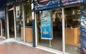 Άγνωστοι έσπασαν καταστήματα ΕΛΤΑ και τραπεζών στο κέντρο της Αθήνας  Σε Πατησίων και Κότσυκα - Φωτογραφία 1