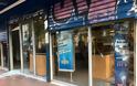 Άγνωστοι έσπασαν καταστήματα ΕΛΤΑ και τραπεζών στο κέντρο της Αθήνας  Σε Πατησίων και Κότσυκα - Φωτογραφία 2