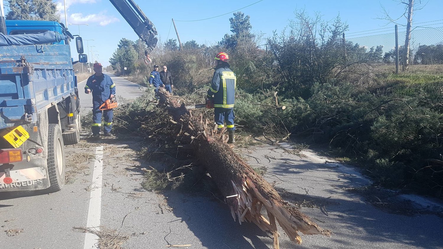 «Μας πήρε και μας σήκωσε»: Απαγορευτικό απόπλου, διακοπές ρεύματος και μία τραυματίας - Φωτογραφία 7