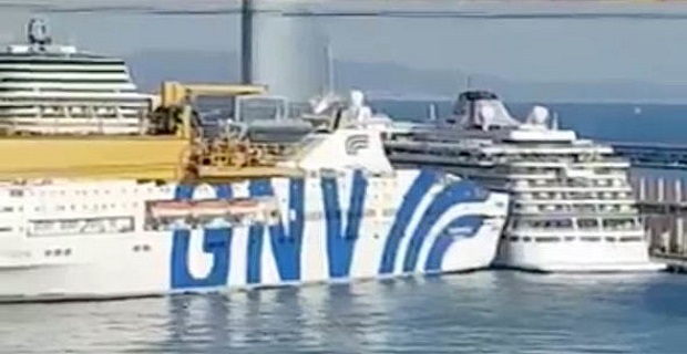 Τεράστιο φέρρυ πέφτει πάνω σε κρουαζιερόπλοιο στην Βαρκελώνη [video] - Φωτογραφία 1