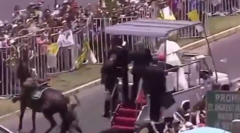Ο Πάπας σταμάτησε το popemobile για να βοηθήσει έφιππη αστυνομικό που έπεσε από το άλογο - Φωτογραφία 1