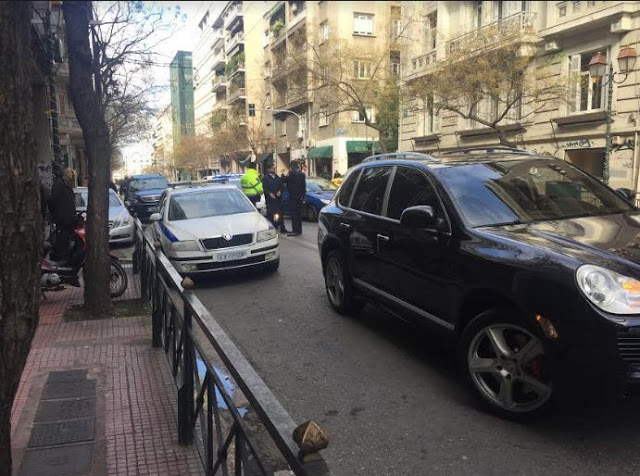 Οδηγός με Porsche Cayenne στο κέντρο της Αθήνας κατηγορεί  άντρες της Τροχαίας ότι κάνουν κατάχρηση εξουσίας όταν του παίρνουν το δίπλωμα– Βίντεο ντοκουμέντο! - Φωτογραφία 1