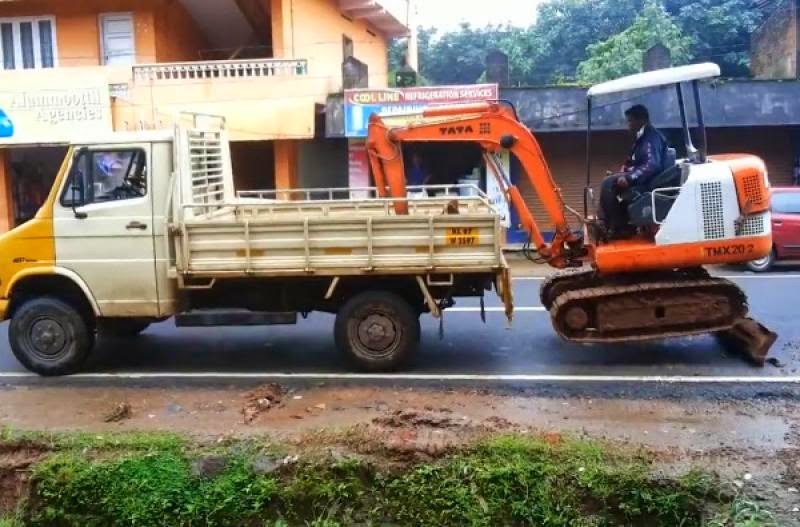 Απίστευτο: Ινδός φακίρης ανεβάζει με ασύλληπτο τρόπο εκσκαφέα σε φορτηγό! [video] - Φωτογραφία 1