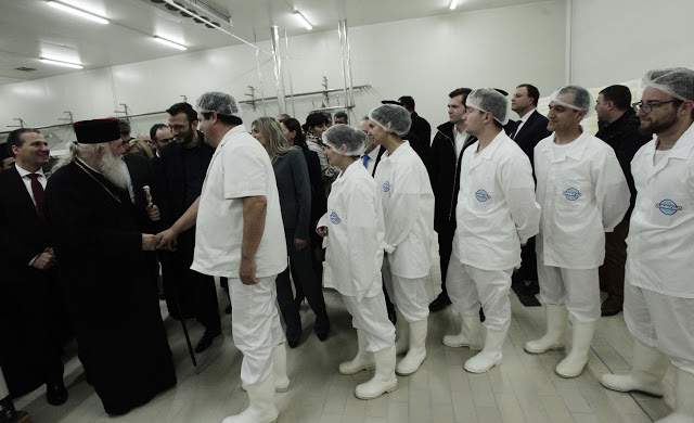 ΔΕΙΤΕ ΦΩΤΟ απο την επίσκεψη του Αρχιεπισκόπου στο εργοστάσιο ΑΜΦΙΓΑΛ στη Κεχρινιά (ΧΡΗΣΤΟΣ ΜΠΟΝΗΣ) - Φωτογραφία 1
