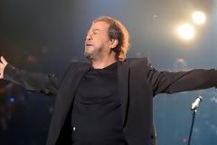 Η επιστροφή του Γιάννη Πάριου στη νυχτερινή Αθήνα