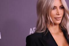 H Kim Kardashian ποζάρει ολόγυμνη στο κρεβάτι και κολάζει!