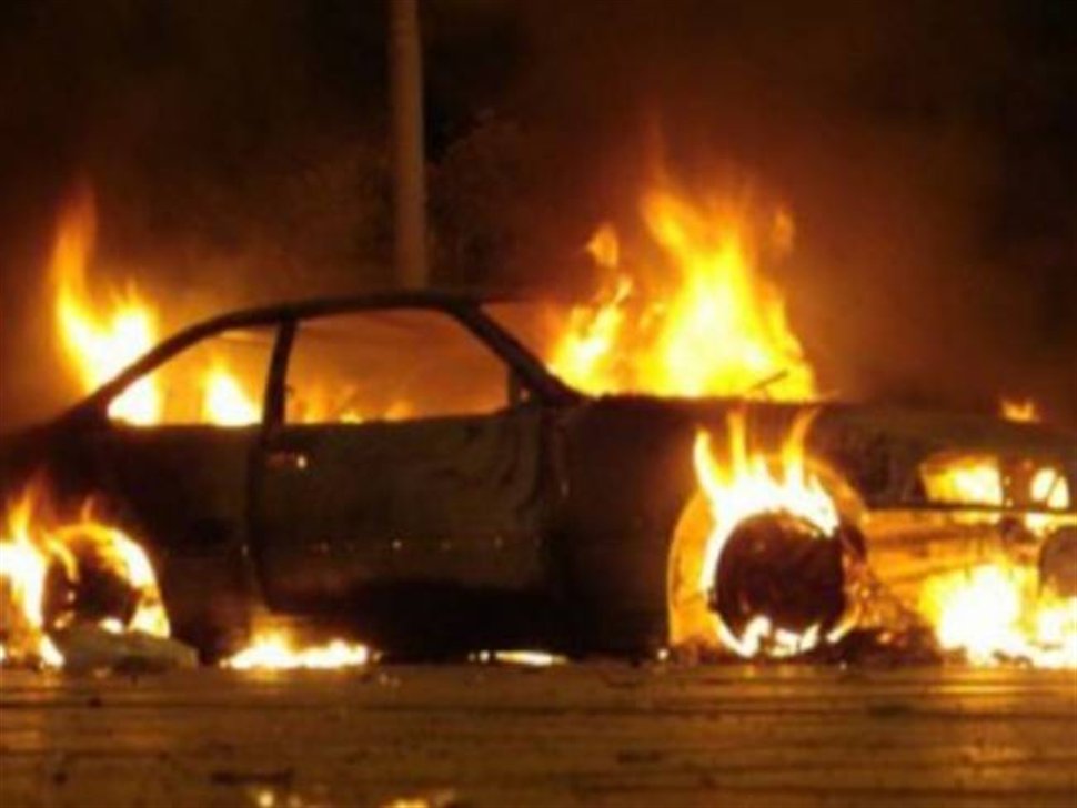 Συναγερμός τα ξημερώματα στη Φιλοθέη: Έκαψαν τρία οχήματα της πρεσβείας της Βουλγαρίας - Φωτογραφία 1