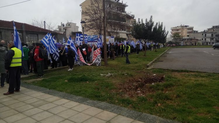 Φωτορεπορτάζ από την πορεία των υποστηρικτών του καταζητούμενου Σώρρα στο Αγρίνιο (ΦΩΤΟ) - Φωτογραφία 16