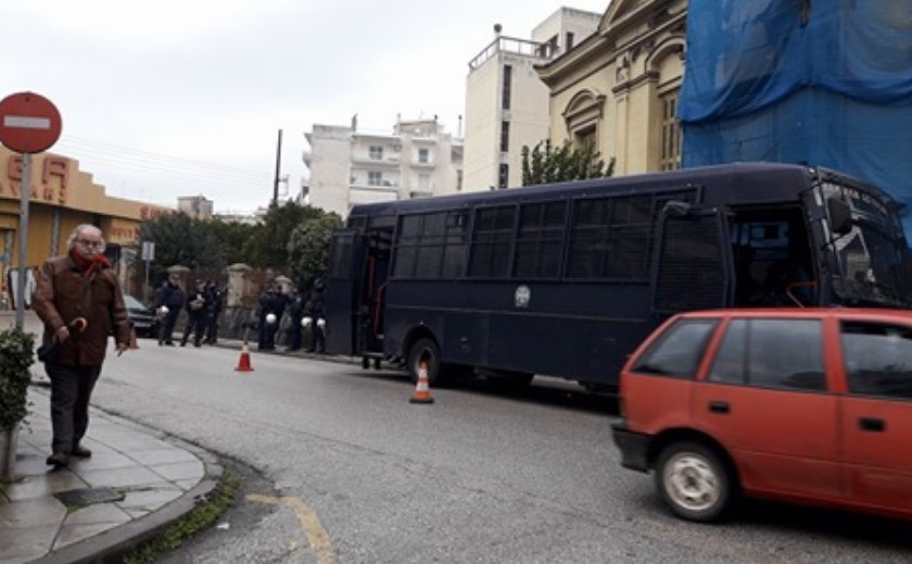 Σε κλοιο αστυνομικών το Αγρίνιο για τη συγκέντρωση οπαδών του Σωρρα [photos] - Φωτογραφία 1