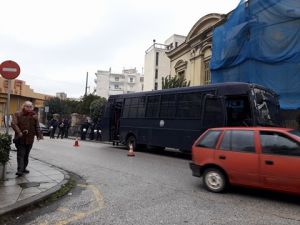 Σε κλοιο αστυνομικών το Αγρίνιο για τη συγκέντρωση οπαδών του Σωρρα [photos] - Φωτογραφία 2