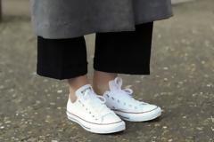 Eσύ ξέρεις πώς να καθαρίσεις τα λευκά sneakers σου στο πλυντήριο;