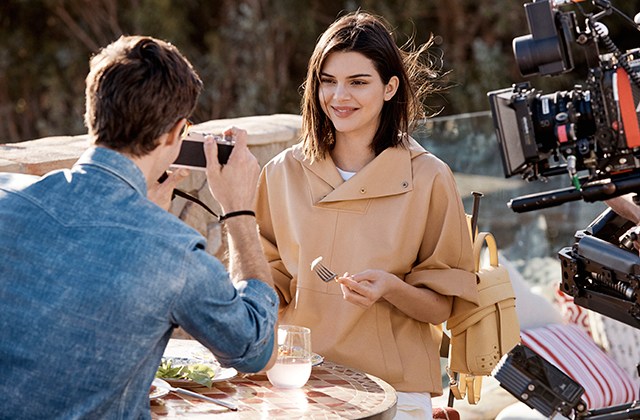 H Κendall Jenner ποζάρει για τη νέα καμπάνια της Tod’s! - Φωτογραφία 3