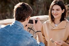 H Κendall Jenner ποζάρει για τη νέα καμπάνια της Tod’s!