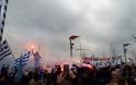 Φωτιά σε σημαία των Σκοπίων και συνθήματα κατά του Μπουτάρη στο συλλαλητήριο για τη Μακεδονία - Φωτογραφία 2