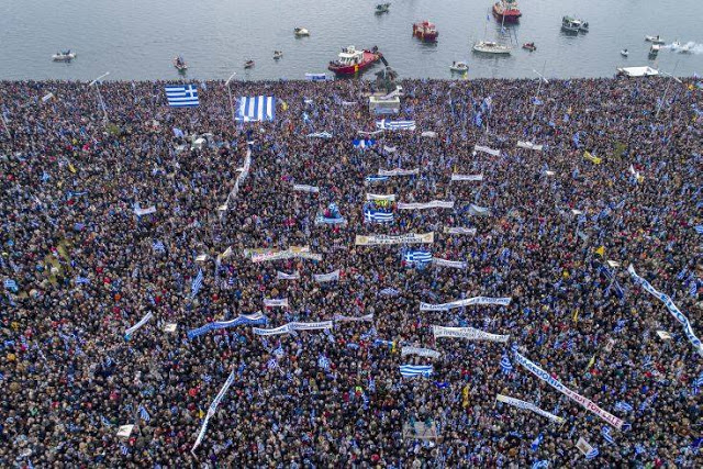 Εντυπωσιακές εικόνες από το συλλαλητήριο για το Σκοπιανό - Φωτογραφία 8