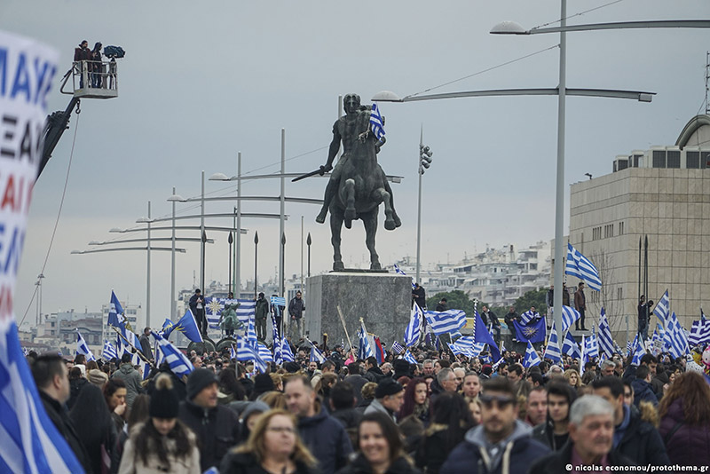 Φωτος: Δείτε στιγμιότυπα από το ογκώδες συλλαλητήριο της Θεσσαλονίκης - Φωτογραφία 10