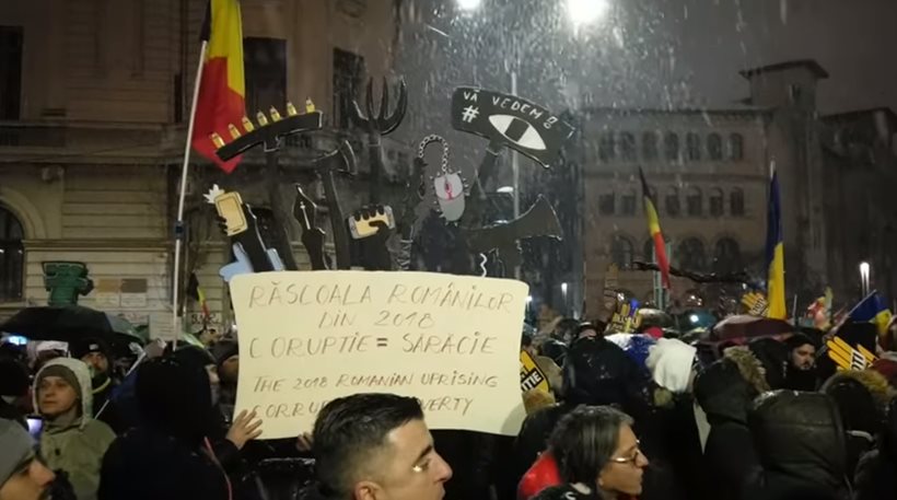 Πάνω από 30.000 Ρουμάνοι διαδήλωσαν υπό χιονόπτωση κατά της διαφθοράς - Φωτογραφία 1