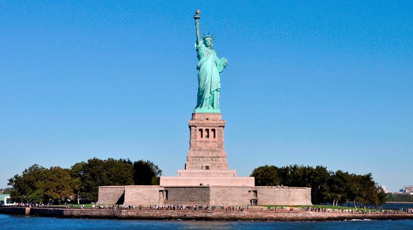 ΗΠΑ: Γλιτώνει το «shutdown» και ανοίγει ξανά αύριο το Άγαλμα της Ελευθερίας - Φωτογραφία 1