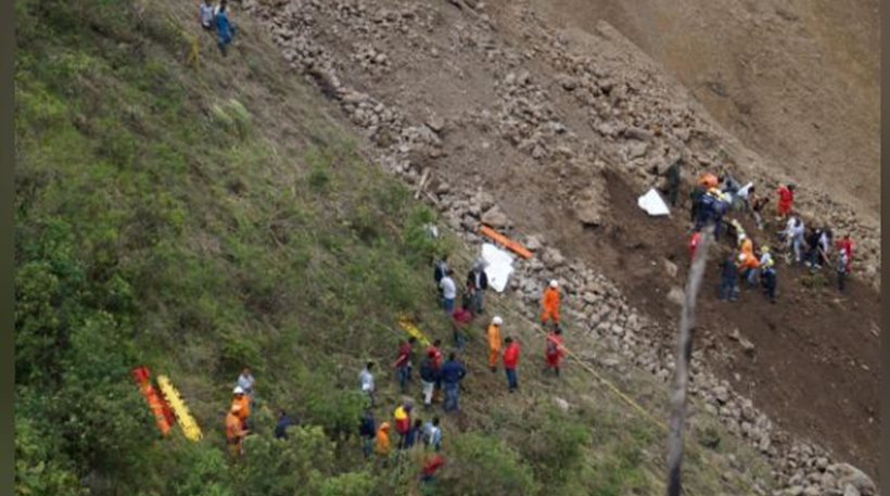 Κολομβία: Βράχοι και λάσπες παρέσυραν λεωφορείο - 13 νεκροί - Φωτογραφία 1