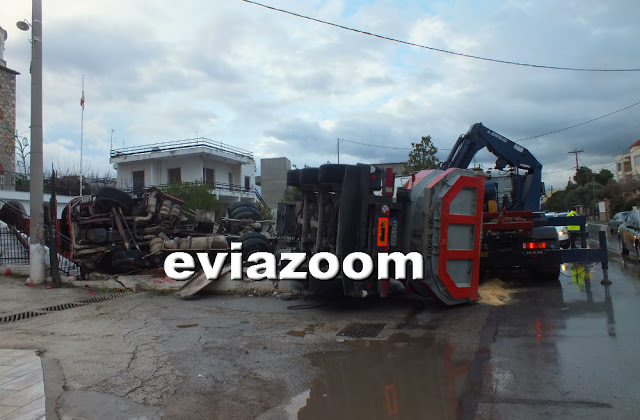 Απίστευτο τροχαίο στην Έξω Παναγίτσα: Νταλίκα αναποδογύρισε και έπεσε σε προαύλιο εκκλησίας! Από τύχη δεν υπήρξαν θύματα! (ΦΩΤΟ & ΒΙΝΤΕΟ) - Φωτογραφία 2