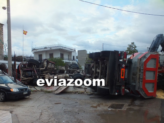 Απίστευτο τροχαίο στην Έξω Παναγίτσα: Νταλίκα αναποδογύρισε και έπεσε σε προαύλιο εκκλησίας! Από τύχη δεν υπήρξαν θύματα! (ΦΩΤΟ & ΒΙΝΤΕΟ) - Φωτογραφία 6