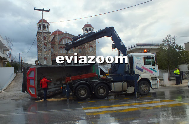 Απίστευτο τροχαίο στην Έξω Παναγίτσα: Νταλίκα αναποδογύρισε και έπεσε σε προαύλιο εκκλησίας! Από τύχη δεν υπήρξαν θύματα! (ΦΩΤΟ & ΒΙΝΤΕΟ) - Φωτογραφία 9