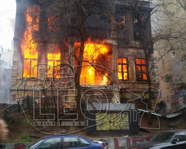 Βίντεο από την στιγμή που βάζουν φωτιά στο στο κτίριο της κατάληψης Libertatia στη Θεσσαλονίκη - Φωτογραφία 1