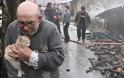 83χρονος αγκαλιάζει την γάτα μπροστά από τα ερείπια του καμένου σπιτιού του