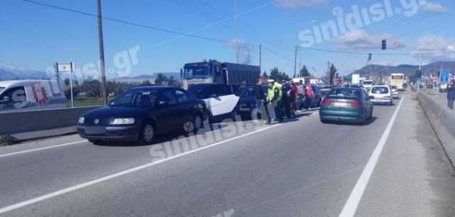 Αγρίνιο: Απίστευτη καραμπόλα έξι οχημάτων στην Εθνική Οδό! (ΔΕΙΤΕ ΦΩΤΟ) - Φωτογραφία 1
