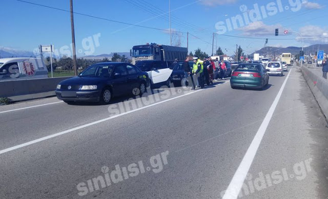 Αγρίνιο: Απίστευτη καραμπόλα έξι οχημάτων στην Εθνική Οδό! (ΔΕΙΤΕ ΦΩΤΟ) - Φωτογραφία 2