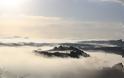 Η ΚΑΤΟΥΝΑ «πνιγμένη» στην ομίχλη! (ΦΩΤΟ: Παναγιώτης Τσούτσουρας) - Φωτογραφία 11