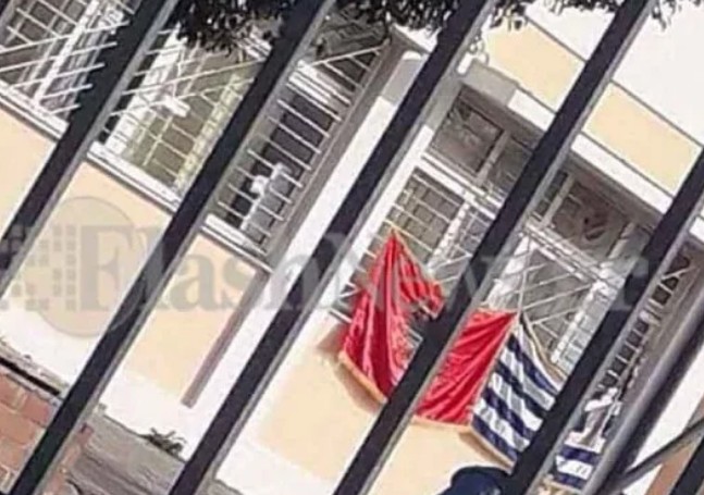 Κατάληψη σε γυμνάσιο των Χανίων για την αλβανική σημαία δίπλα στην ελληνική - Φωτογραφία 1