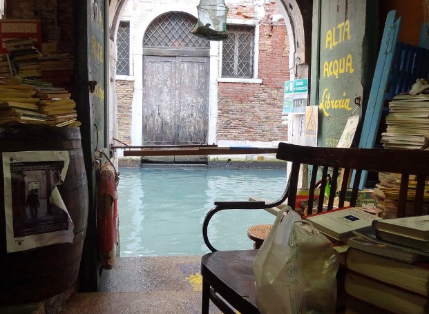 Acqua Alta: Το βιβλιοπωλείο που βρίσκεται μέσα στο νερό στη Βενετία - Φωτογραφία 3