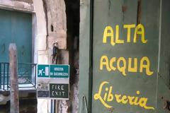 Acqua Alta: Το βιβλιοπωλείο που βρίσκεται μέσα στο νερό στη Βενετία