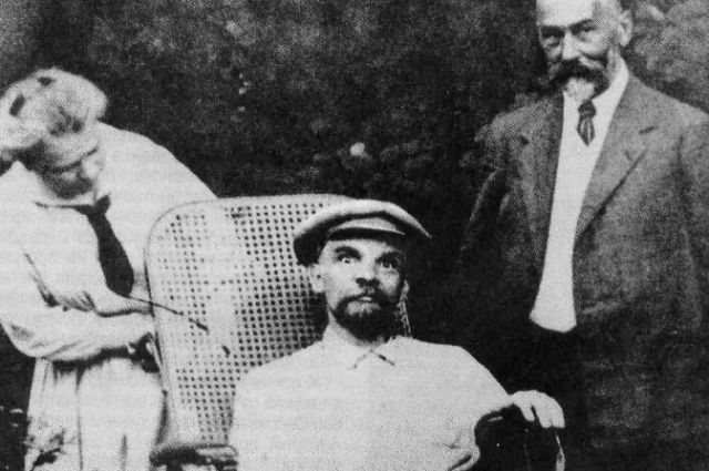 Ο Λένιν σε αναπηρικό καροτσάκι μετά τις απόπειρες δολοφονίας του. Η επίσημη εκδοχή για τον θάνατό του αναφέρει τρία εγκεφαλικά - Φωτογραφία 1