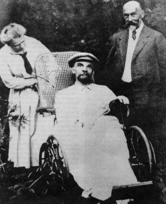 Ο Λένιν σε αναπηρικό καροτσάκι μετά τις απόπειρες δολοφονίας του. Η επίσημη εκδοχή για τον θάνατό του αναφέρει τρία εγκεφαλικά - Φωτογραφία 2