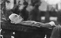 Ο Λένιν σε αναπηρικό καροτσάκι μετά τις απόπειρες δολοφονίας του. Η επίσημη εκδοχή για τον θάνατό του αναφέρει τρία εγκεφαλικά - Φωτογραφία 3