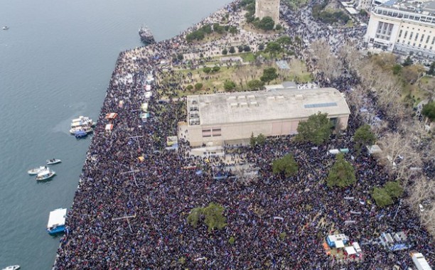 Πάνω από μισό εκατομμύριο στο Συλλαλητήριο – Ο λαός απομάκρυνε ακραίους και κουκουλοφόρους - Φωτογραφία 1